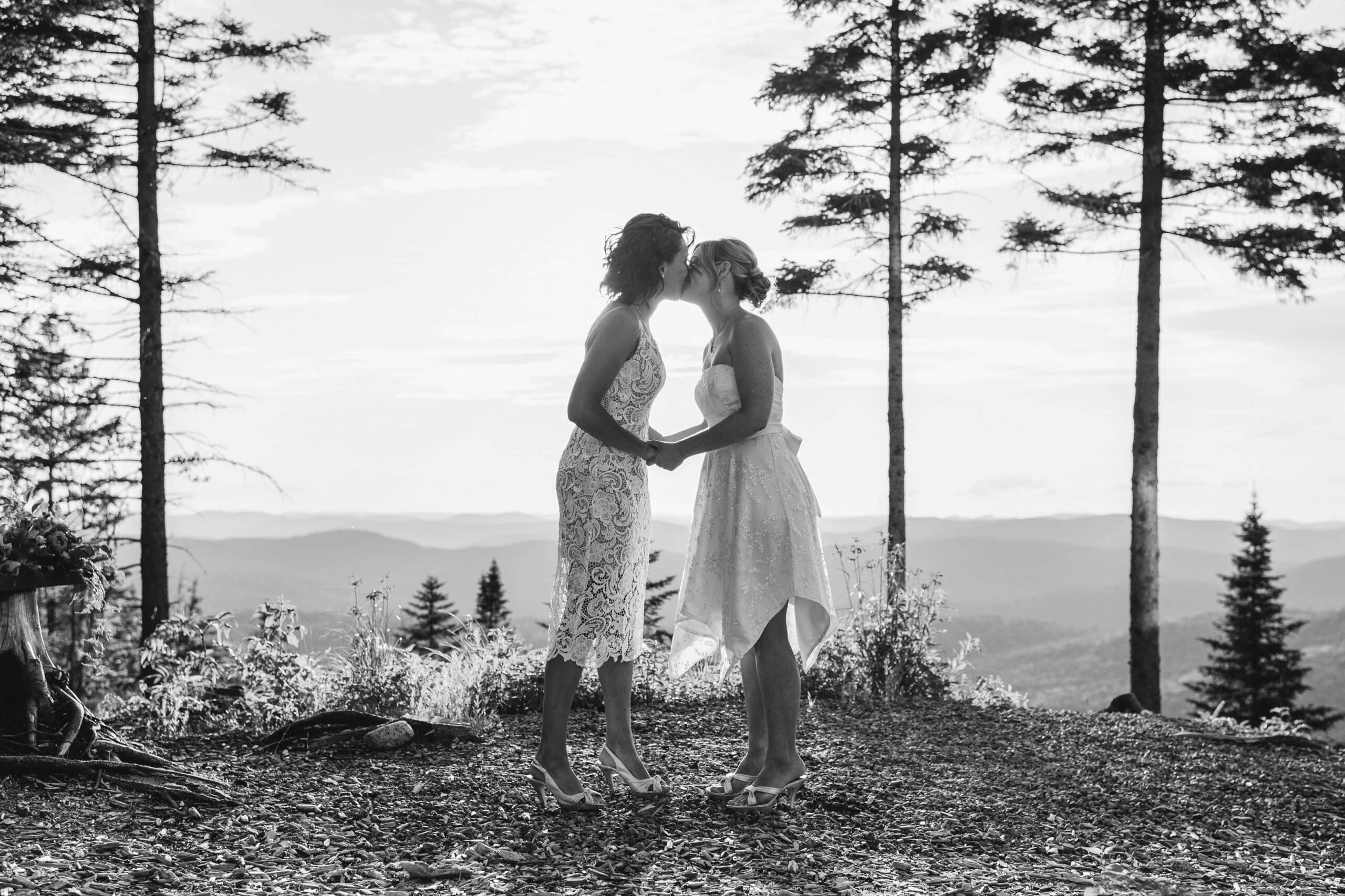 An Off-Grid Sunset Elopement in the Mountains of Québec – photo 10