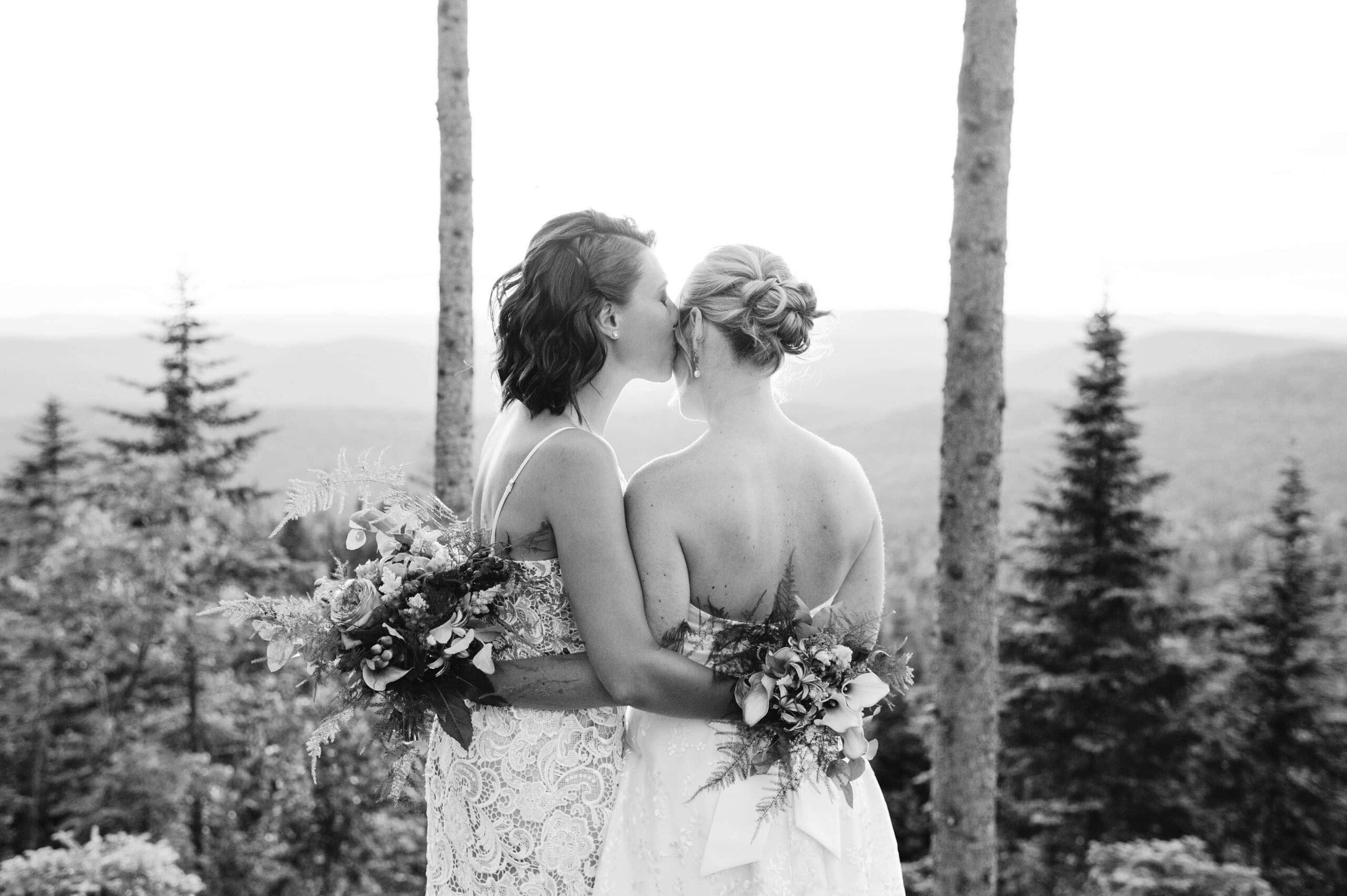 An Off-Grid Sunset Elopement in the Mountains of Québec – photo 19