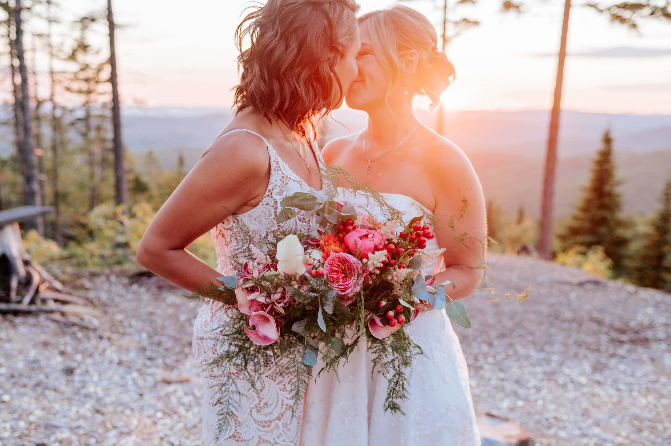 An Off-Grid Sunset Elopement in the Mountains of Québec – photo 22
