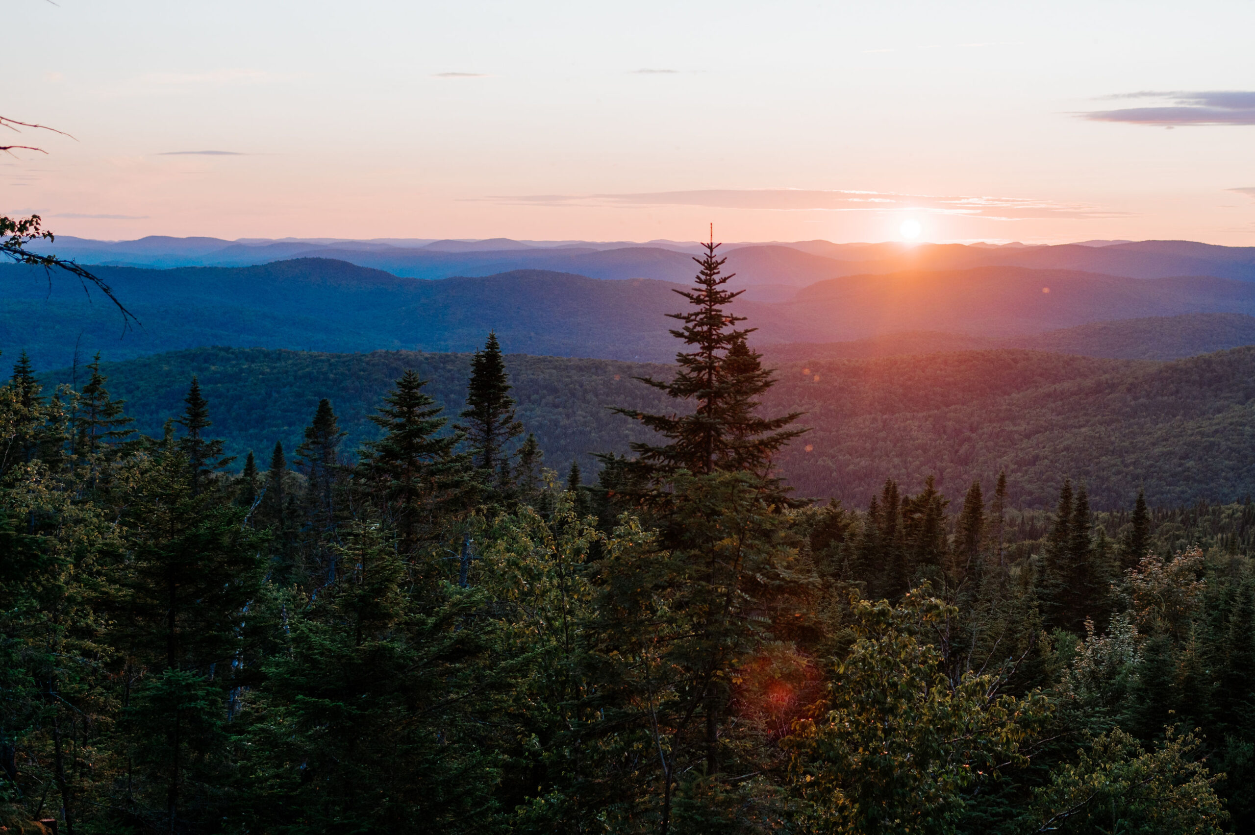 An Off-Grid Sunset Elopement in the Mountains of Québec – photo 23