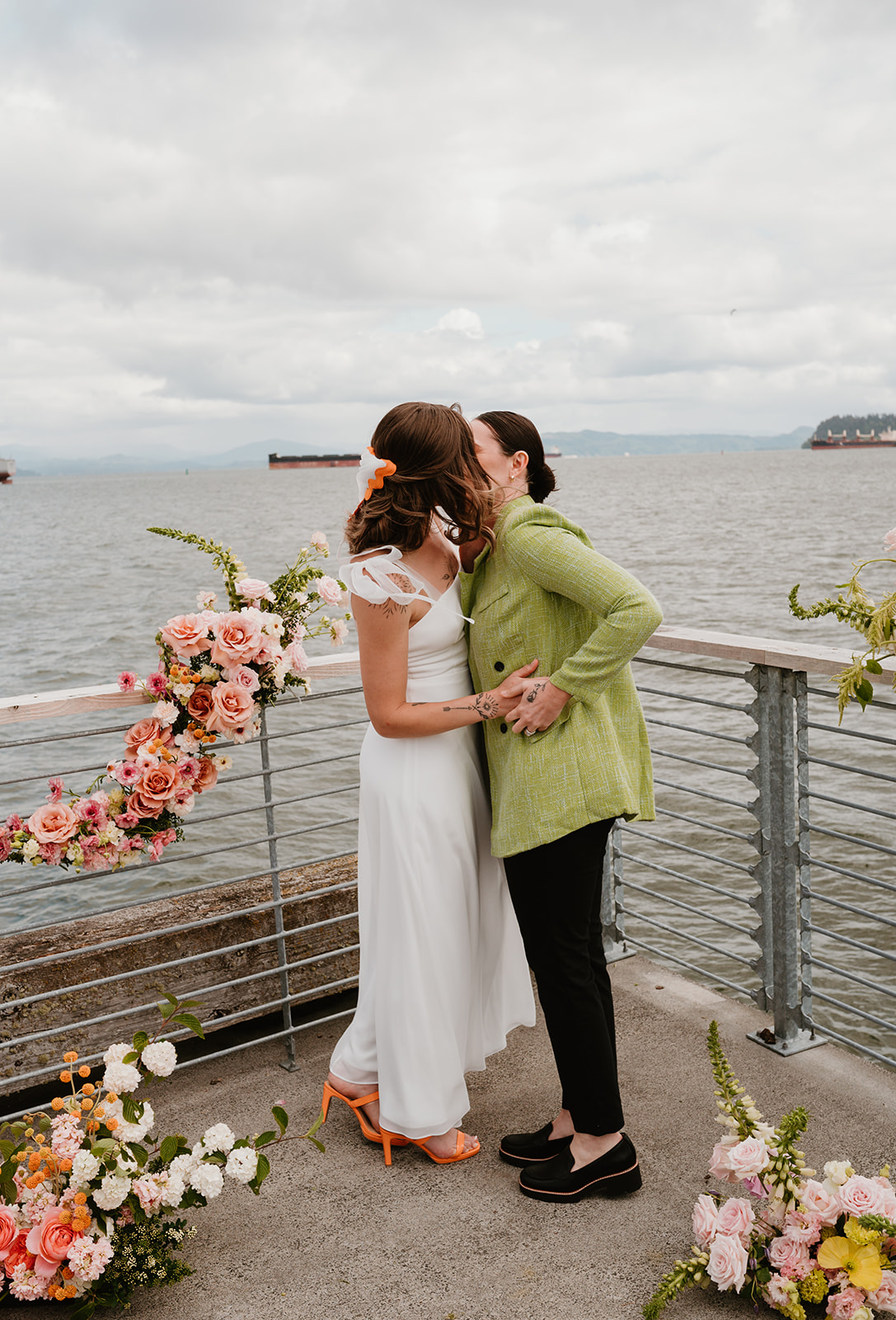 Playful Palettes and Bold Design at an Oregon Waterfront Elopement – photo 7