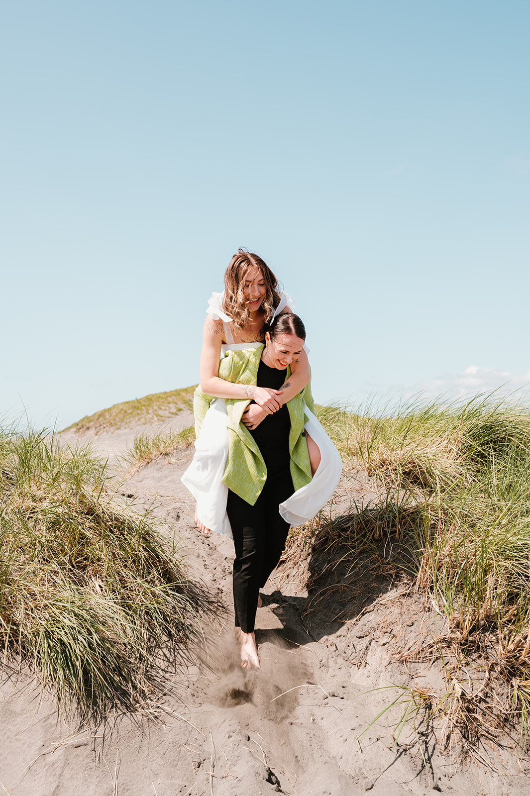 Playful Palettes and Bold Design at an Oregon Waterfront Elopement – photo 23