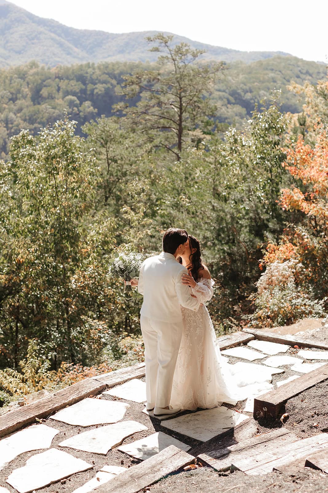 A Smoky Mountain Wedding with Cuban Food and a Packed Dance Floor – photo 4